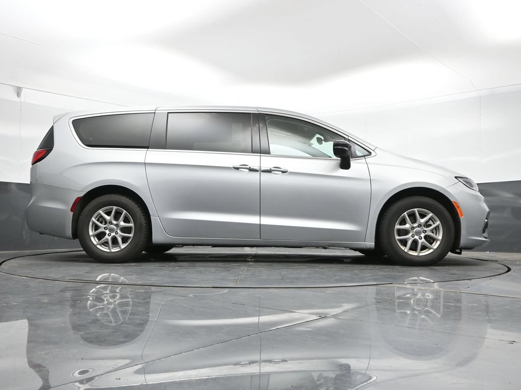 Used 2024 Chrysler Pacifica Touring-L FWD image 42