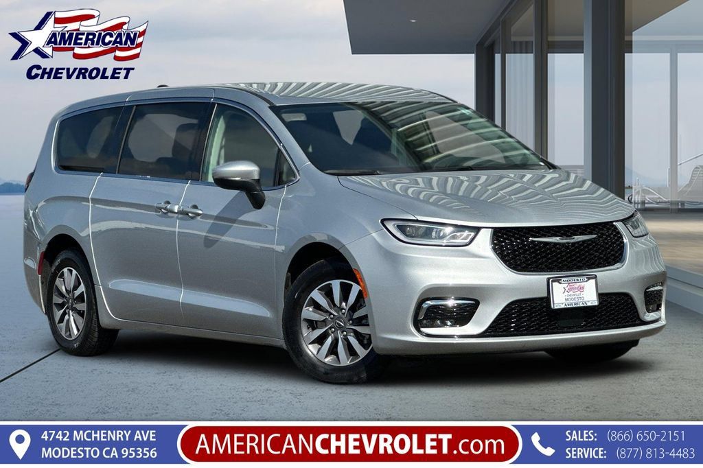 Used 2023 Chrysler Pacifica Touring-L FWD image 1
