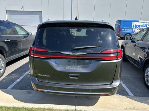 Used 2023 Chrysler Pacifica Touring-L FWD image 4