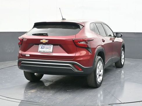 Used 2024 Chevrolet Trax LS w/ LS Convenience Package image 13