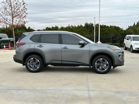 Used 2026 Nissan Rogue SV w/ SV Premium Package image 4