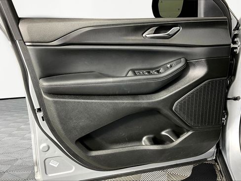 Used 2024 Jeep Grand Cherokee Laredo w/ Luxury Tech Group I image 20