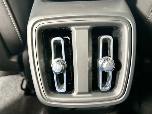 Used 2025 Volvo XC40 B5 Core w/ Climate Package image 23