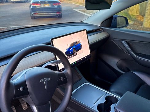 Used 2022 Tesla Model Y Long Range image 26