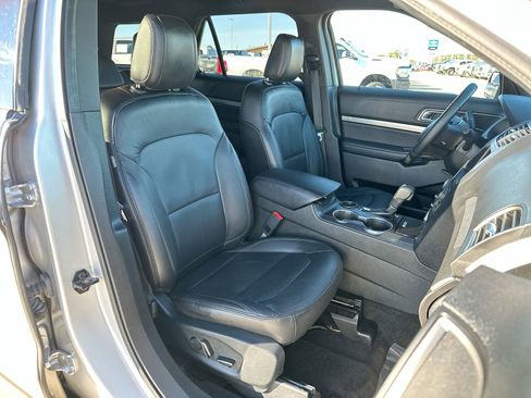 Used 2018 Ford Explorer XLT w/ Equipment Group 202A image 25