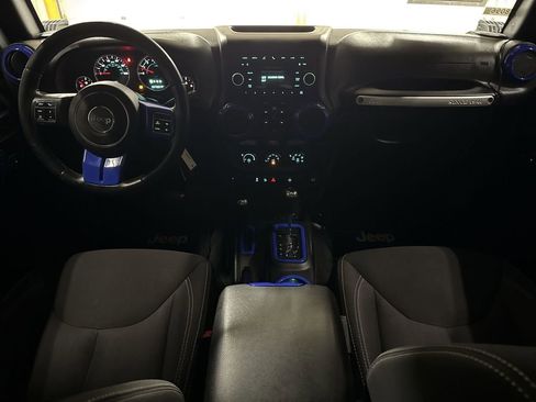 Used 2015 Jeep Wrangler Unlimited Sahara w/ Connectivity Group AWD/4WD image 10