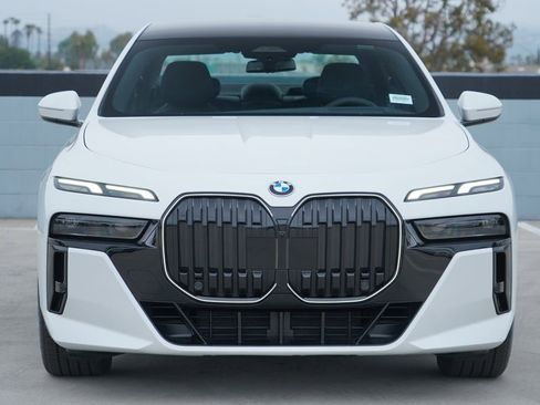 New 2026 BMW 740i w/ Premium Package RWD image 2
