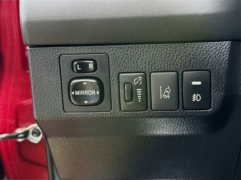 Used 2018 Toyota RAV4 LE image 12