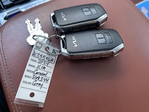 Used 2024 Kia Carnival SX Prestige image 24