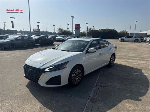 Used 2024 Nissan Altima 2.5 SV w/ SV Premium Package AWD/4WD image 3