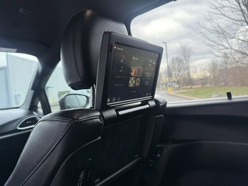 Used 2018 Chrysler Pacifica Touring-L Plus w/ S Appearance Package image 16