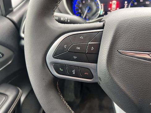 Used 2025 Chrysler Pacifica Select image 28