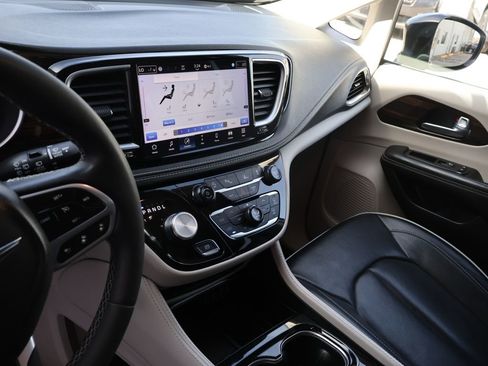 Used 2024 Chrysler Pacifica Limited FWD image 25