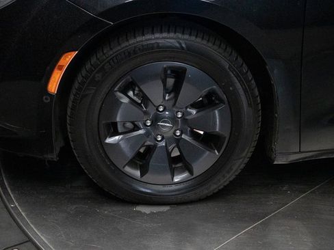 Used 2019 Chrysler Pacifica Limited w/ Advanced Safetytec Group image 8