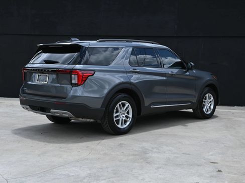 Used 2025 Ford Explorer Active w/ Active Comfort Package RWD image 5