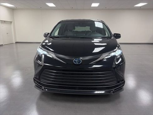 Certified 2025 Toyota Sienna LE AWD/4WD image 2
