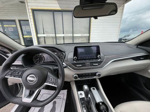 Used 2025 Nissan Altima 2.5 SV image 34