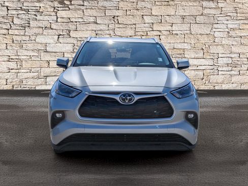 Used 2023 Toyota Highlander XLE image 2