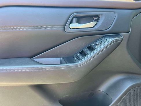 Used 2023 Nissan Rogue SV w/ SV Premium B Package image 17