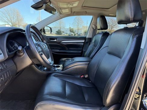 Used 2019 Toyota Highlander XLE image 27