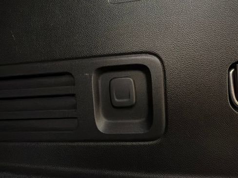Used 2018 Chevrolet Traverse LT FWD image 39