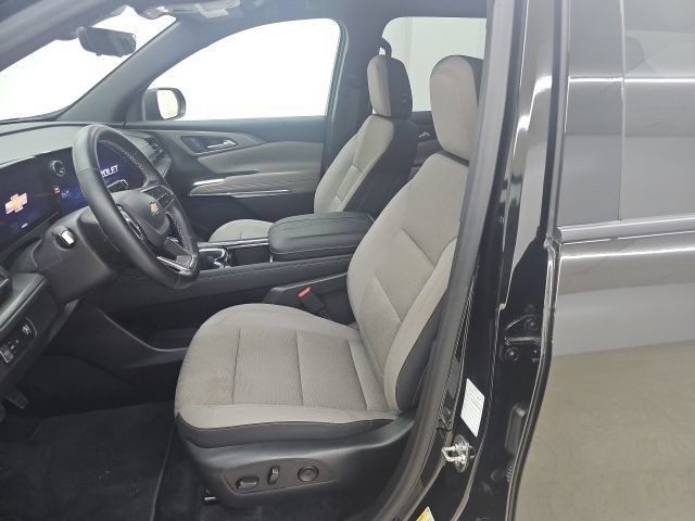 Used 2026 Chevrolet Traverse LT w/ Driver Confidence Package FWD image 2