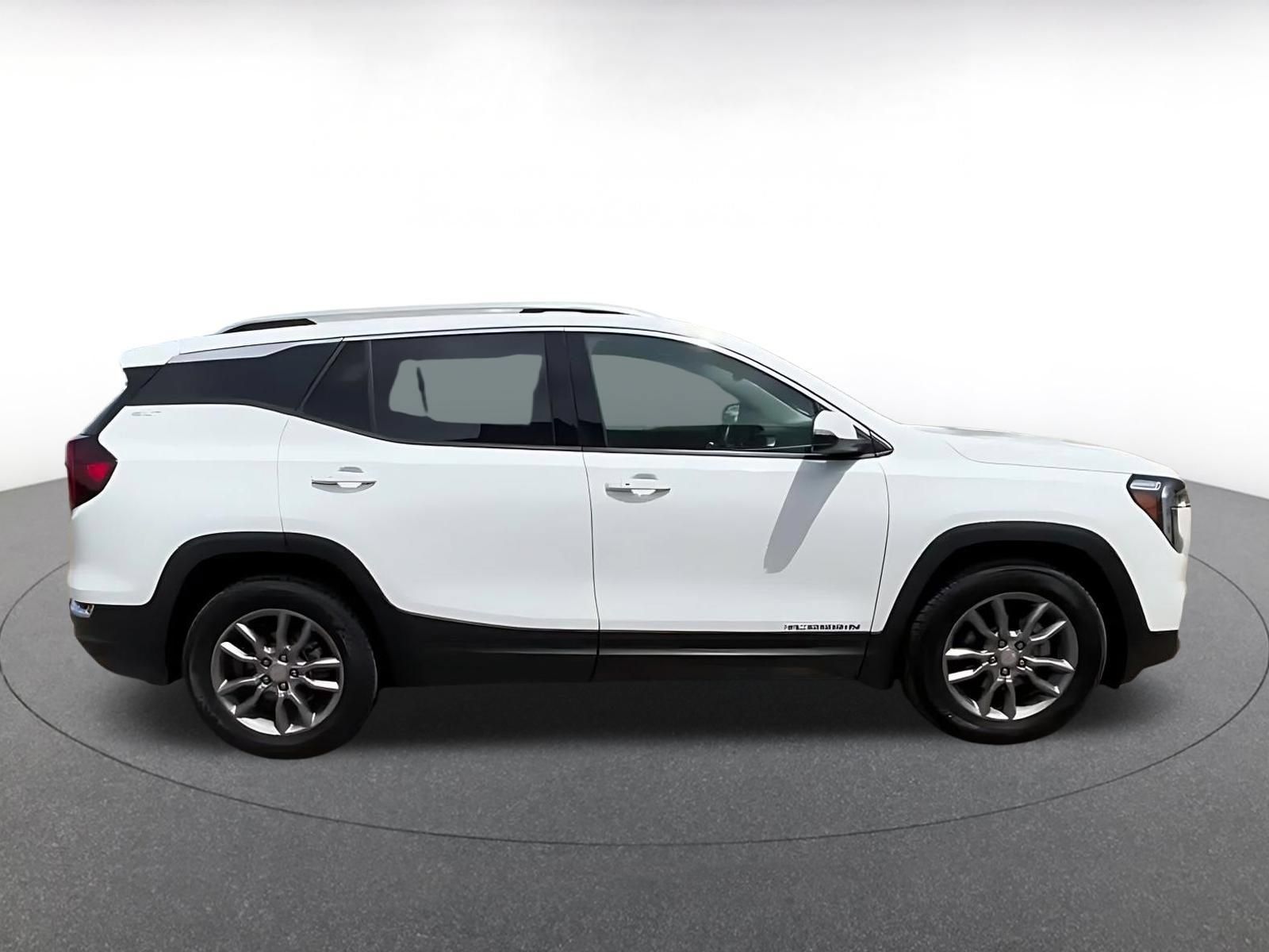 Used 2024 GMC Terrain SLT AWD/4WD image 15