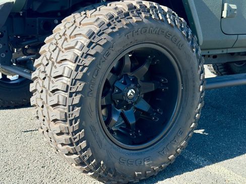 Used 2020 Jeep Gladiator Rubicon w/ Dual Top Group AWD/4WD image 16