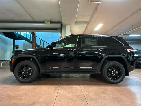 New 2026 Jeep Grand Cherokee Laredo image 2