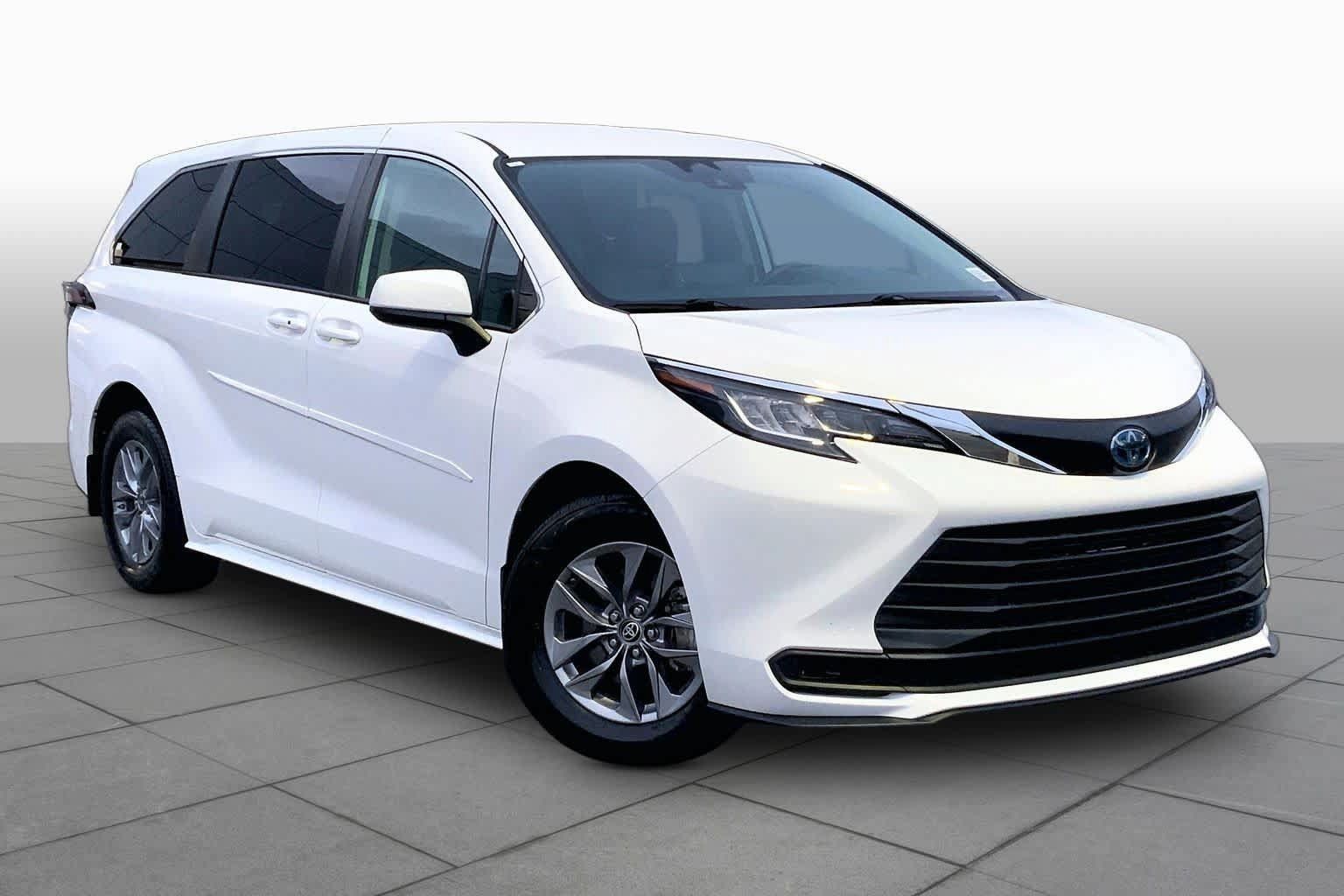 Used 2022 Toyota Sienna LE FWD image 3