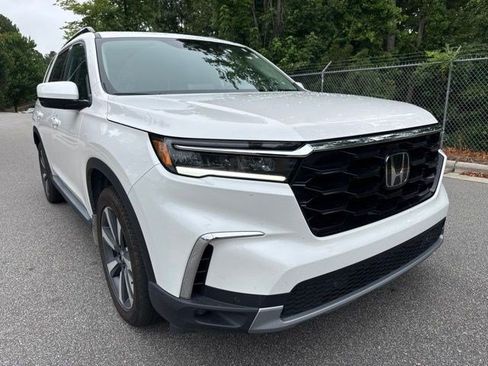 Used 2025 Honda Pilot Touring image 11