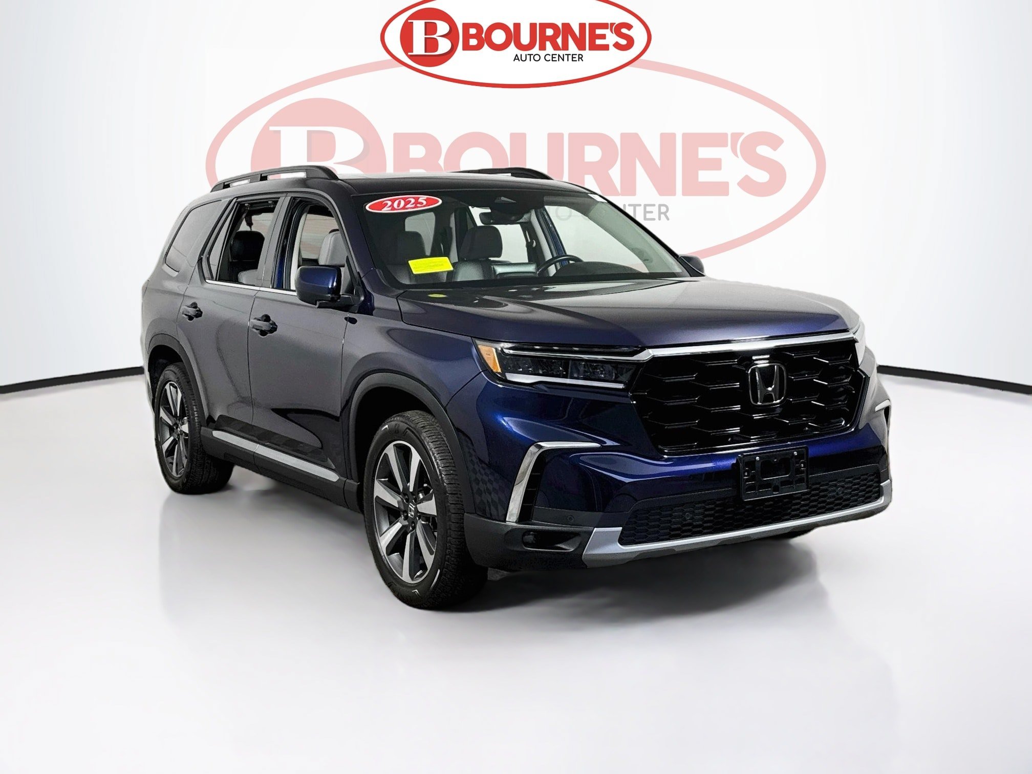 Used 2025 Honda Pilot Touring image 1