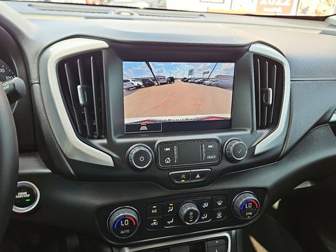 Used 2024 GMC Terrain SLT image 17