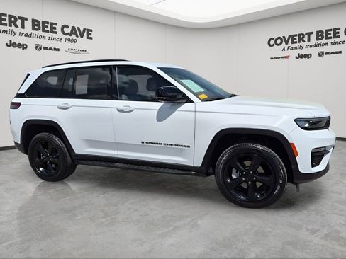 Used 2024 Jeep Grand Cherokee Limited w/ Luxury Tech Group II image 12