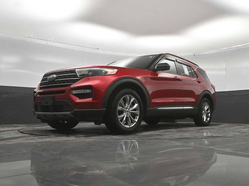 Used 2020 Ford Explorer XLT w/ Equipment Group 202A AWD/4WD image 36
