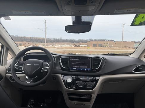 Used 2024 Chrysler Pacifica Touring-L image 20