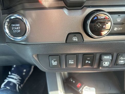 Used 2018 Toyota Tacoma TRD Off-Road w/ TRD Premium Off Road Package RWD image 19