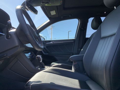 Used 2022 Volkswagen Tiguan SE R-Line image 16