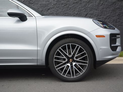 Certified 2025 Porsche Cayenne AWD/4WD image 11