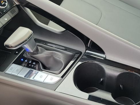 Certified 2025 Hyundai Elantra SEL FWD image 16