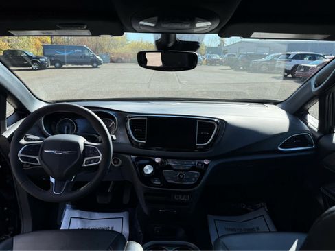Used 2025 Chrysler Pacifica Select image 11