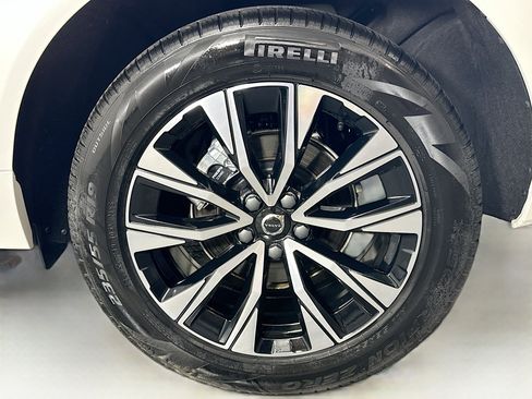 Used 2025 Volvo XC60 B5 Plus image 11