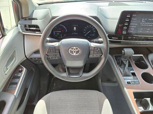 Used 2022 Toyota Sienna LE FWD image 9