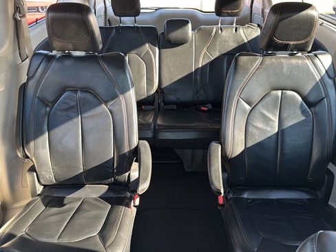 Used 2017 Chrysler Pacifica Touring-L image 20