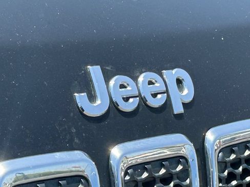 Used 2019 Jeep Cherokee Latitude Plus w/ Comfort/Convenience Group AWD/4WD image 11