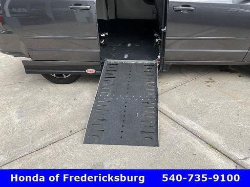 Used 2017 Dodge Grand Caravan SXT FWD image 27