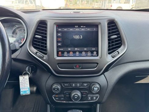 Used 2020 Jeep Cherokee Trailhawk w/ Cold Weather Group AWD/4WD image 19