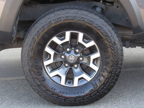 Used 2023 Toyota Tacoma TRD Off-Road w/ Technology Package AWD/4WD image 13