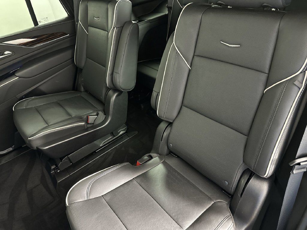 Used 2023 Cadillac Escalade Premium Luxury AWD/4WD image 29