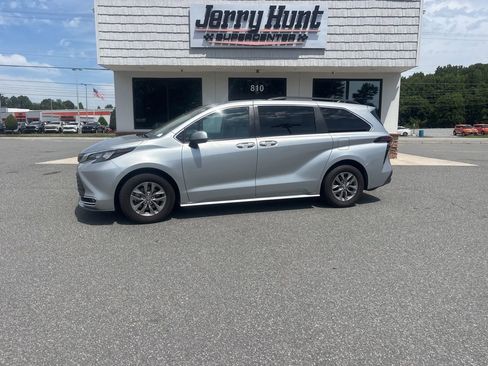 Used 2024 Toyota Sienna XLE FWD image 1